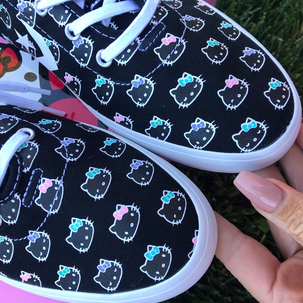 ❗️SOLD OUT CONVERSE X HELLO KITTY WOMENS SIZE 9.5 - Picture 4 of 8